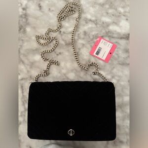 NWT Kate Spade velvet wallet with chain. Built in card slots. Perfect condition.